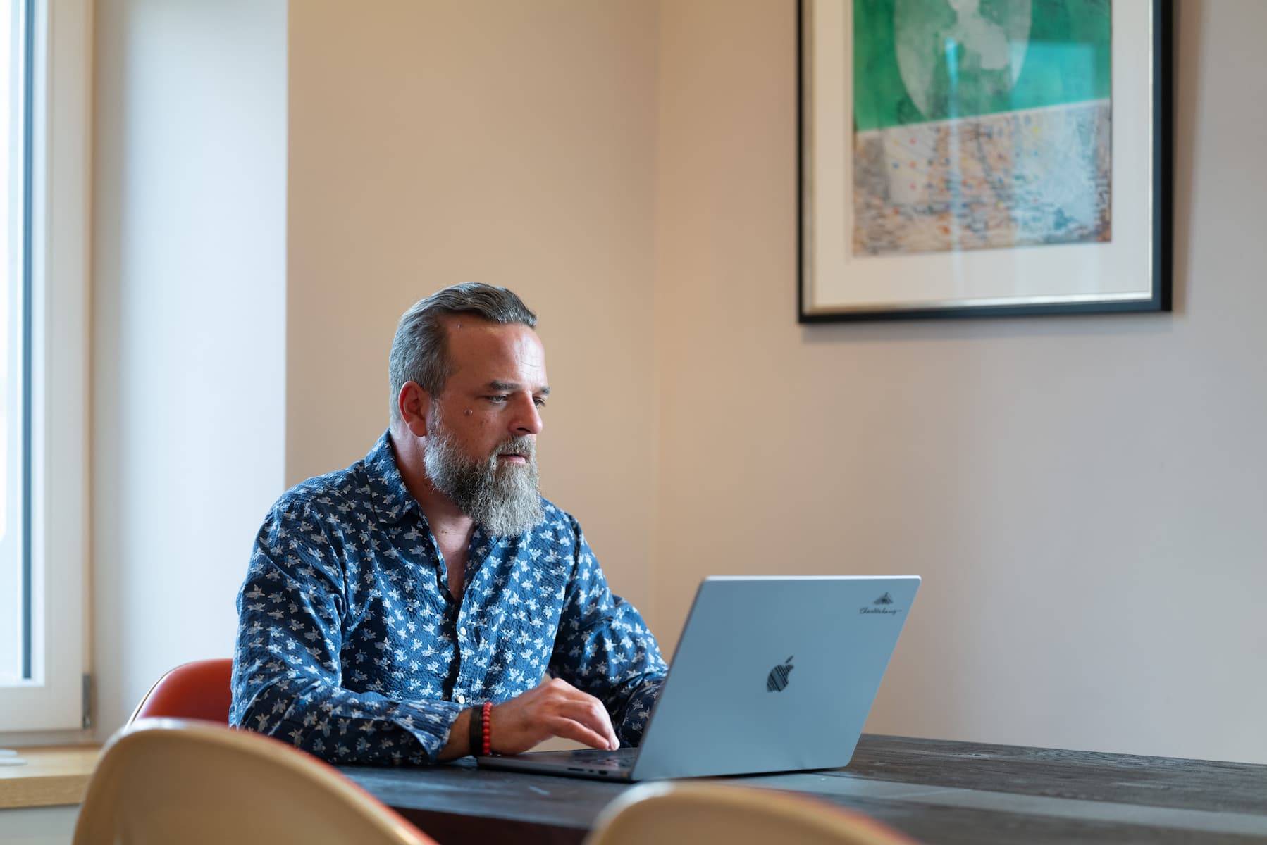 Manuel Schneider arbeitet am Rechner